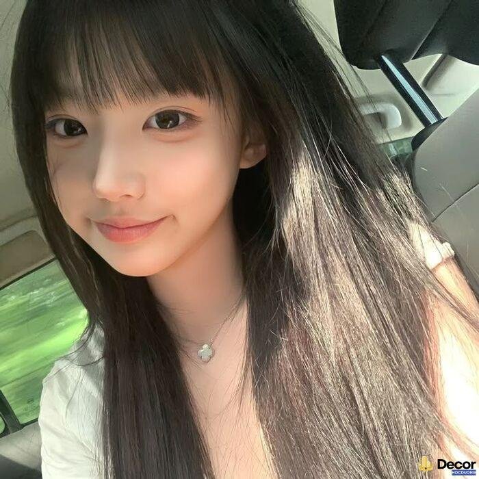 gái xinh cười pose dáng tự nhiên