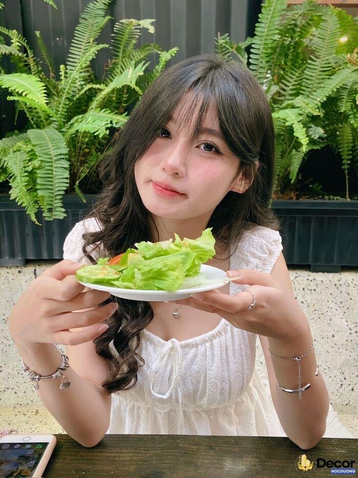 gái xinh cười tóc xoăn