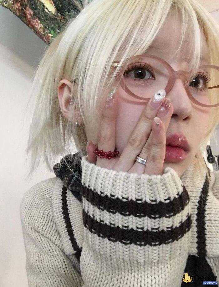 gái xinh đeo kính ánh sáng tự nhiên