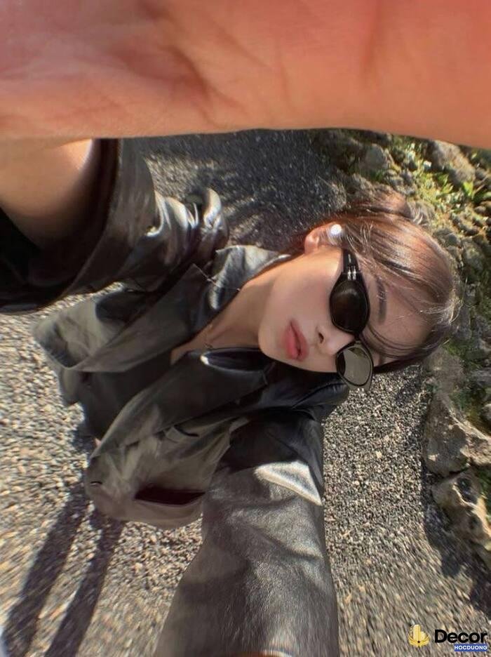 gái xinh đeo kính chụp ảnh ngoài trời