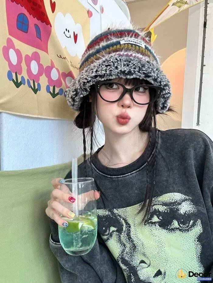 gái xinh đeo kính chụp ảnh trong phòng