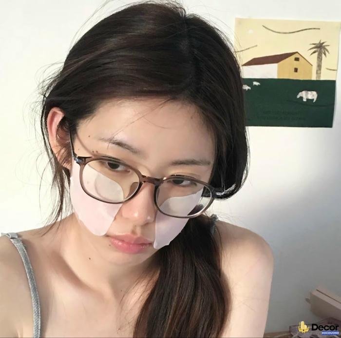 gái xinh đeo kính chụp selfie