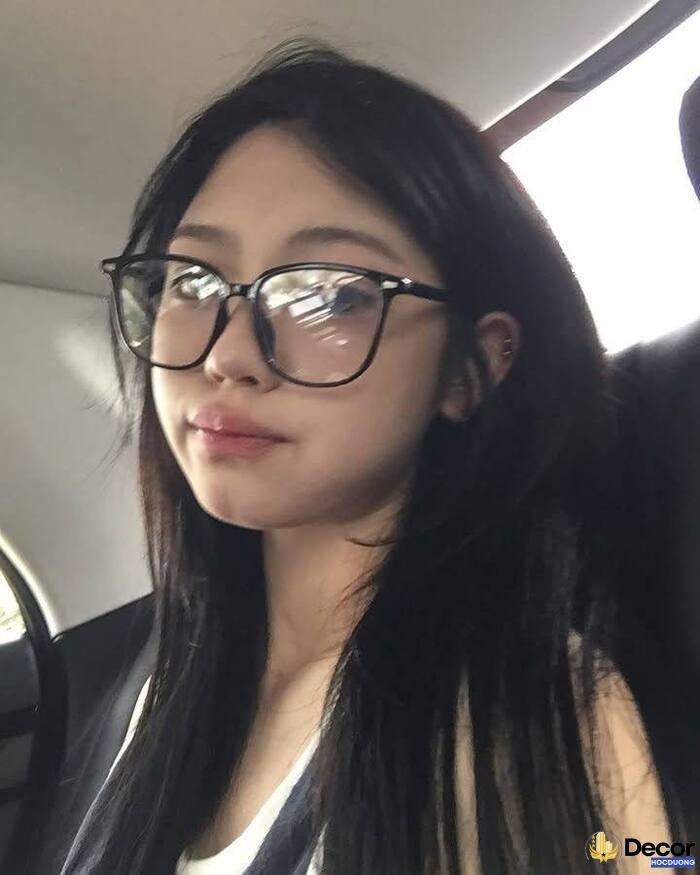 gái xinh đeo kính concept học đường