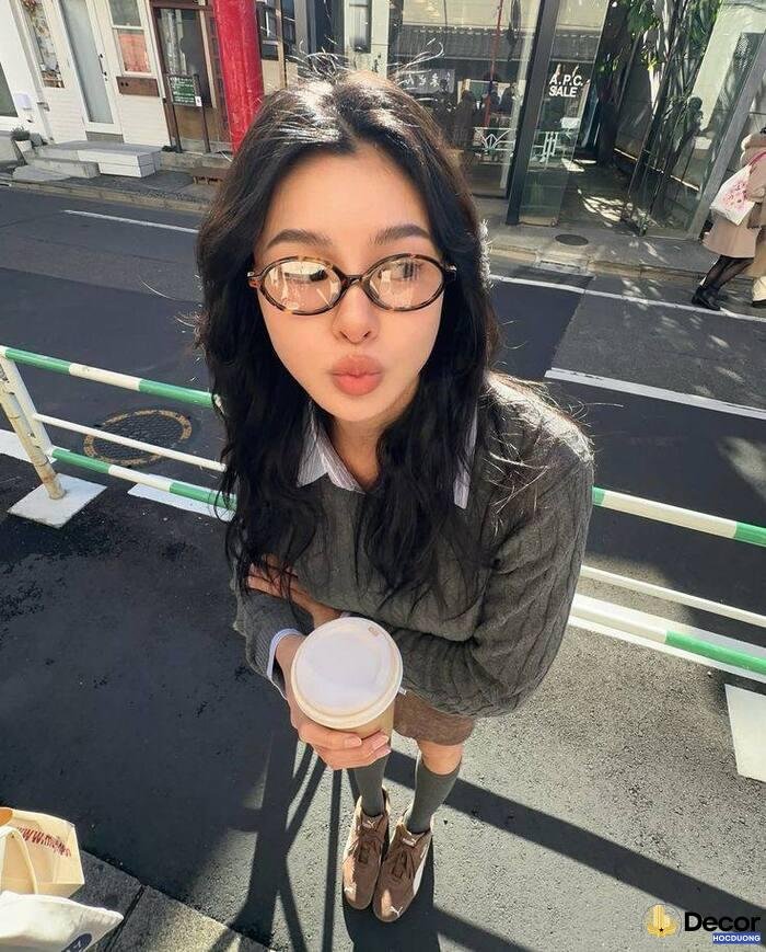 gái xinh đeo kính cười nhẹ nhàng