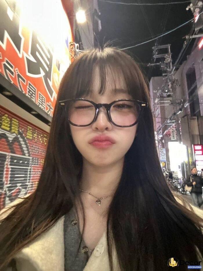 gái xinh đeo kính makeup nhẹ nhàng