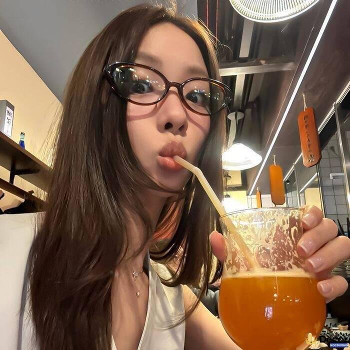 gái xinh đeo kính nền trời xanh