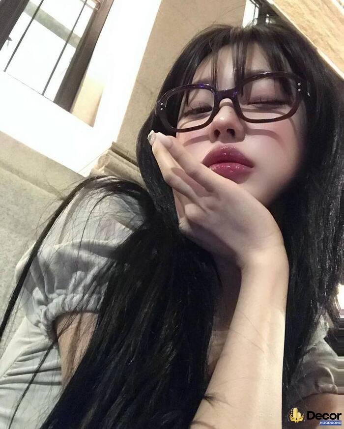 gái xinh đeo kính phong cách hiện đại