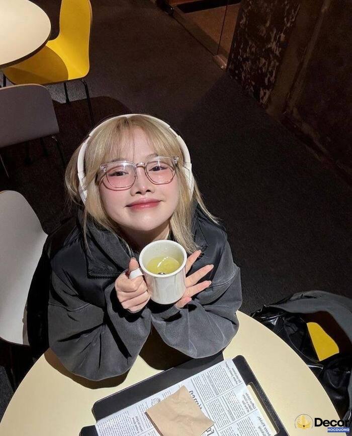 gái xinh đeo kính pose dáng tự nhiên