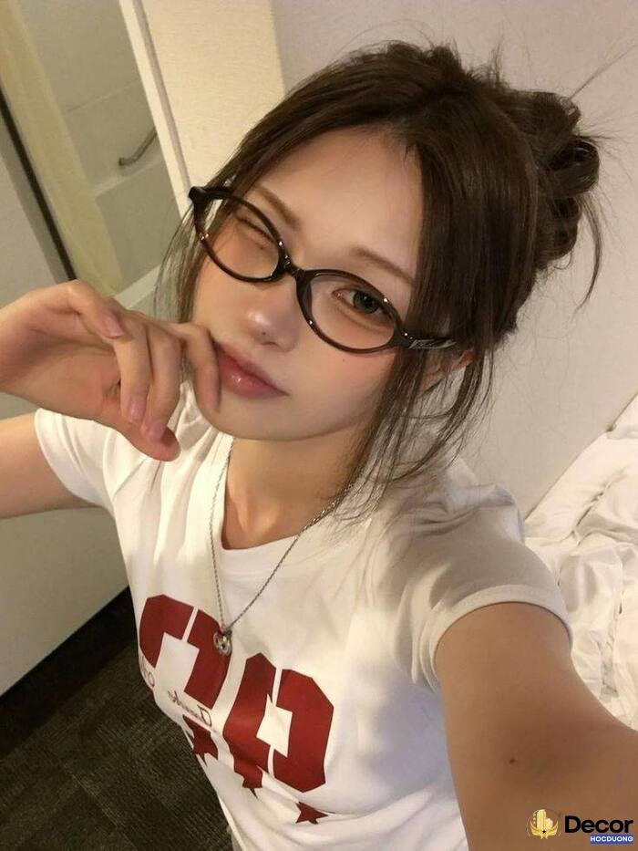 gái xinh đeo kính style streetwear