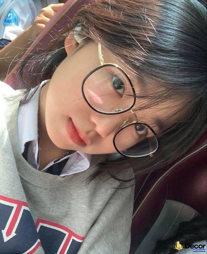 gái xinh đeo kính tạo dáng dễ thương