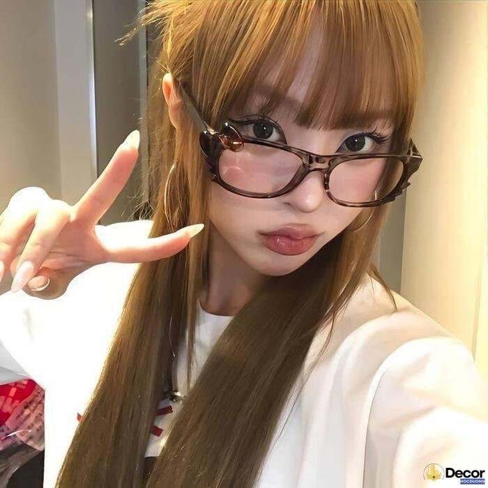 gái xinh đeo kính thần thái cuốn hút