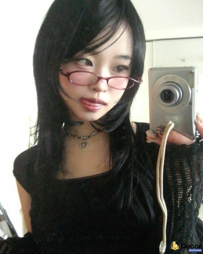 gái xinh đeo kính thần thái lạnh lùng