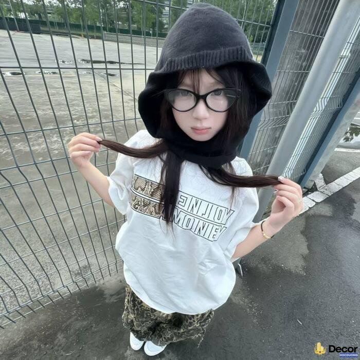 gái xinh đeo kính tông màu pastel