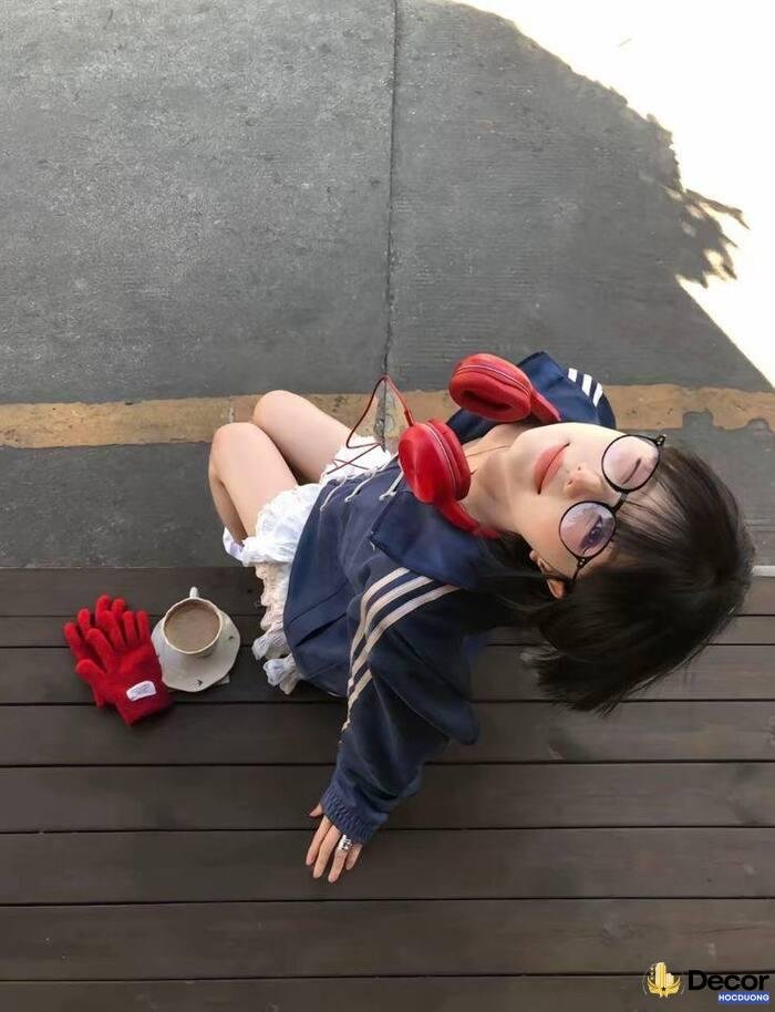 gái xinh đeo kính tông màu sáng