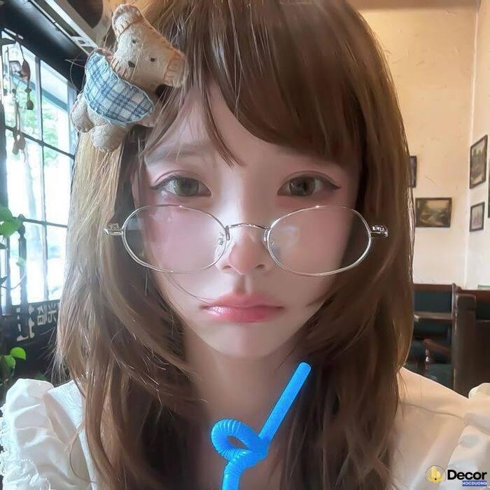 gái xinh đeo kính