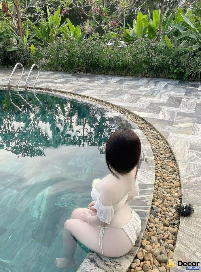 gái xinh khoe mông tông màu nổi bật