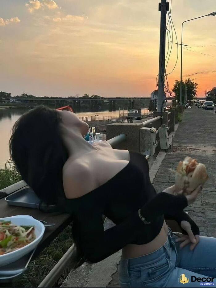 gái xinh khoe ngực ánh hoàng hôn