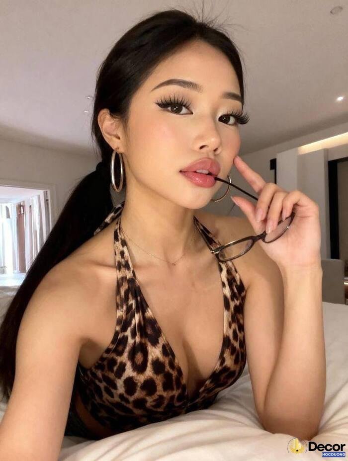 gái xinh khoe ngực ánh sáng studio