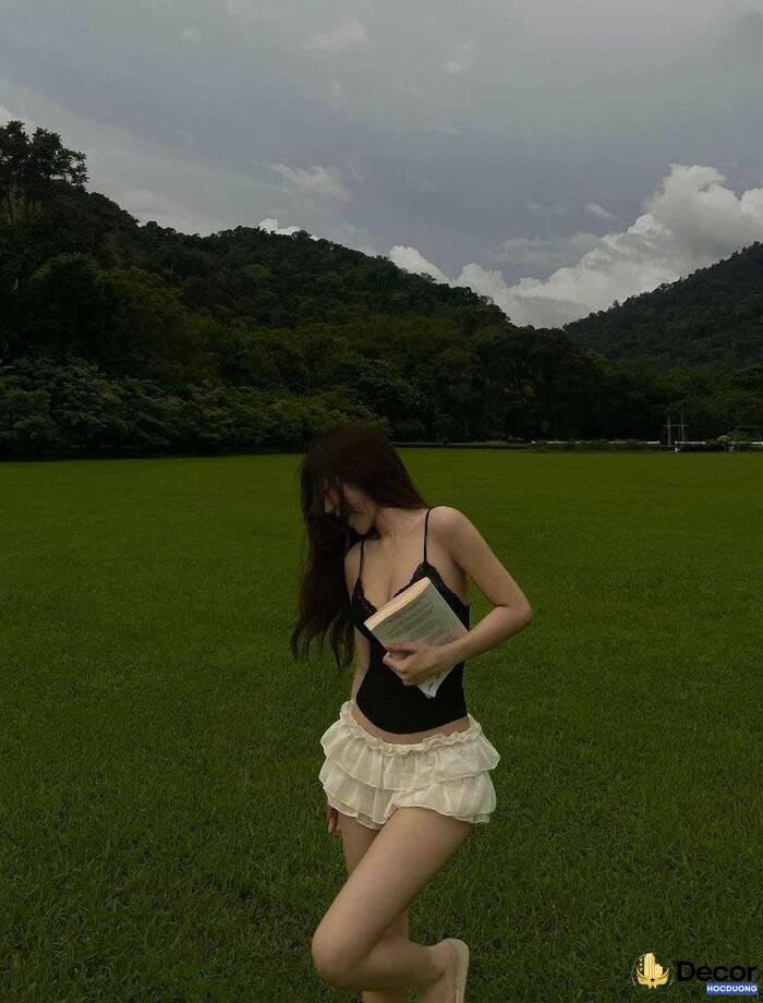 gái xinh khoe ngực chụp ảnh trong phòng