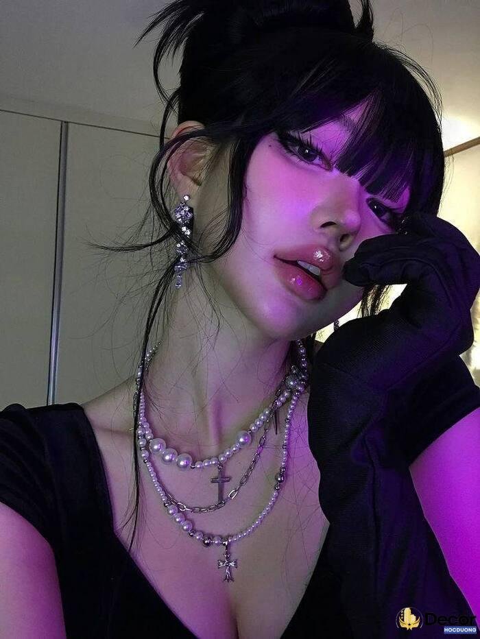 gái xinh khoe ngực style năng động