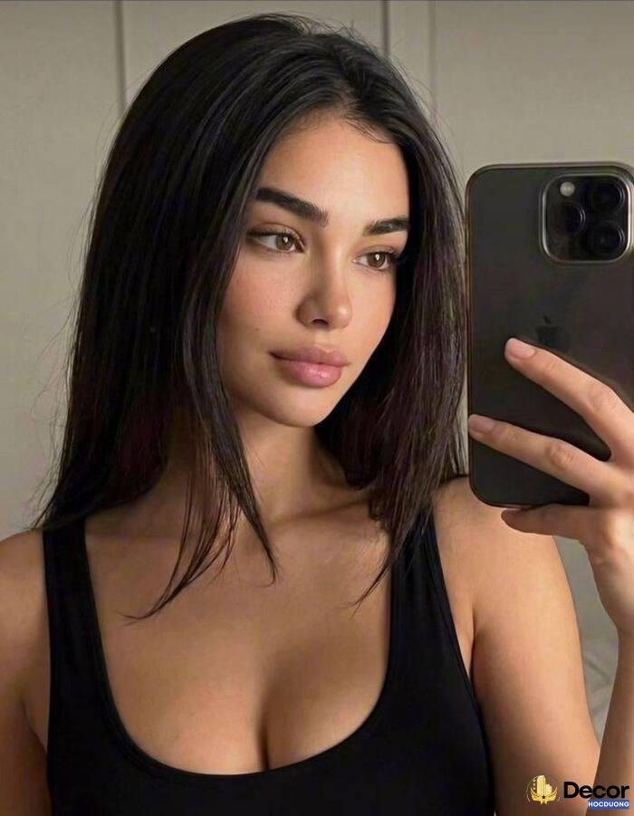 gái xinh khoe ngực tạo dáng cuốn hút