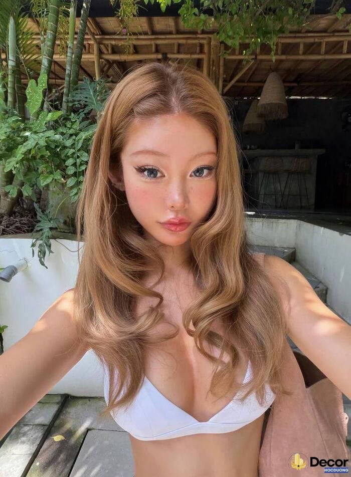 gái xinh khoe ngực tông màu tối giản