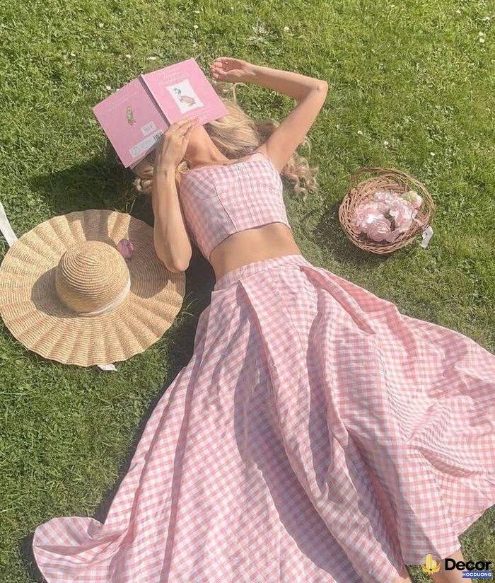 gái xinh mặc pinky ánh sáng tự nhiên