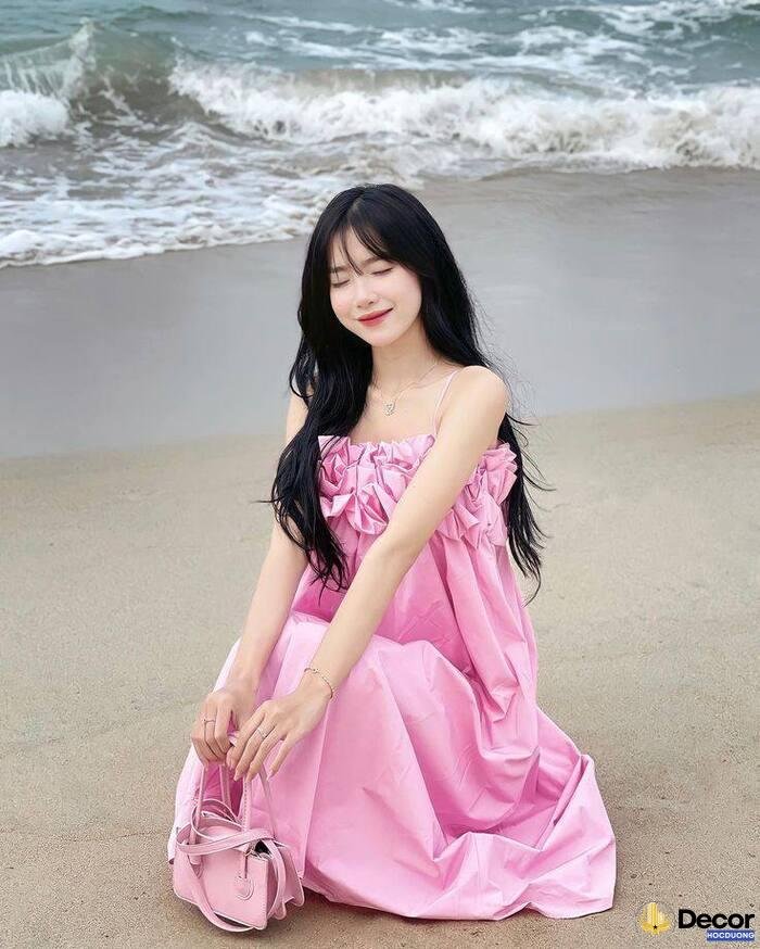 gái xinh mặc pinky chụp ảnh trong phòng