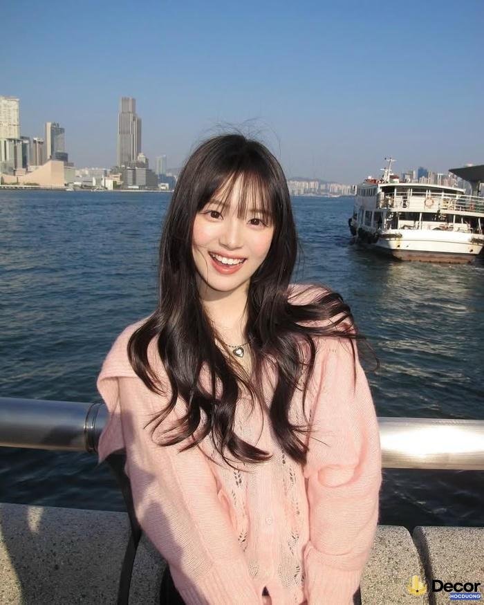 gái xinh mặc pinky chụp ngoài trời