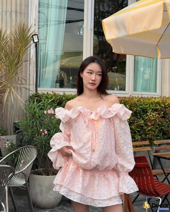 gái xinh mặc pinky nền hoa xinh xắn