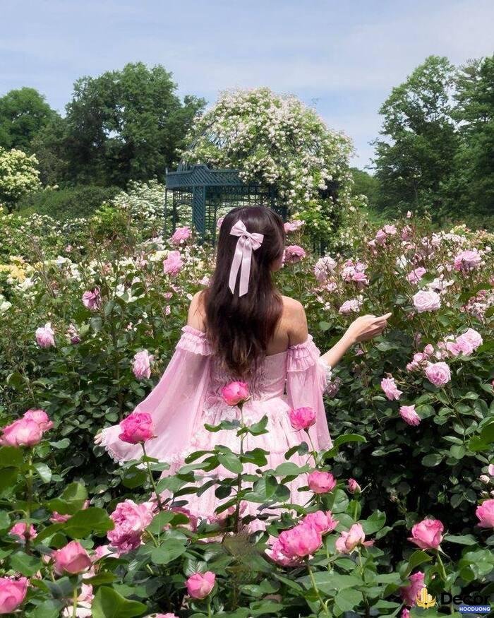 gái xinh mặc pinky tạo dáng dễ thương