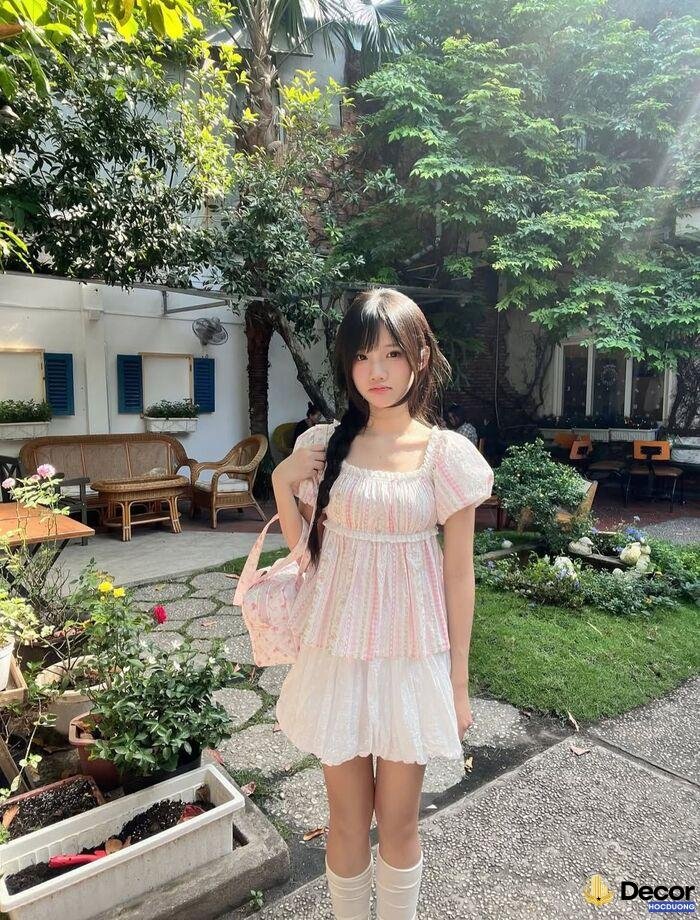 gái xinh mặc pinky tạo dáng tự nhiên