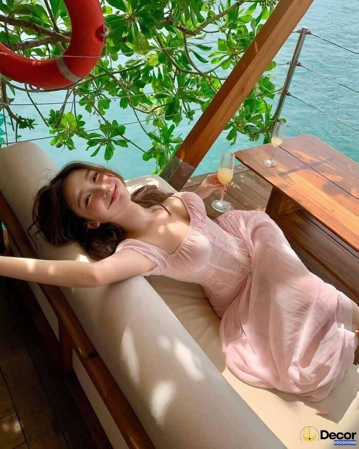 gái xinh mặc pinky thần thái nhẹ nhàng