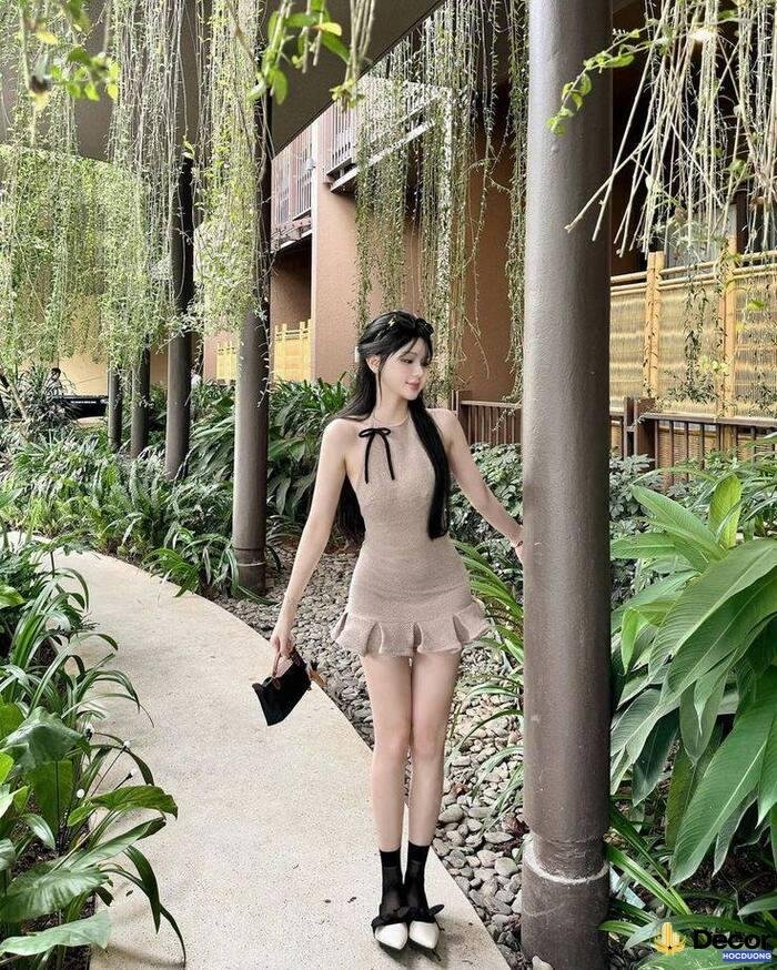 gái xinh mặc váy ngắn chụp ảnh ngoài trời