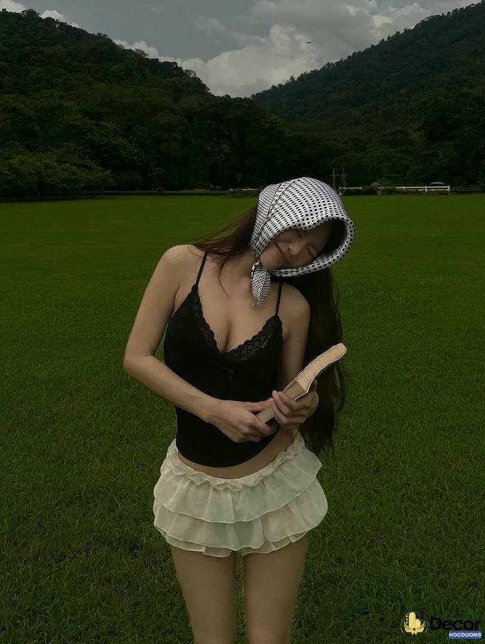 gái xinh mặc váy ngắn chụp selfie