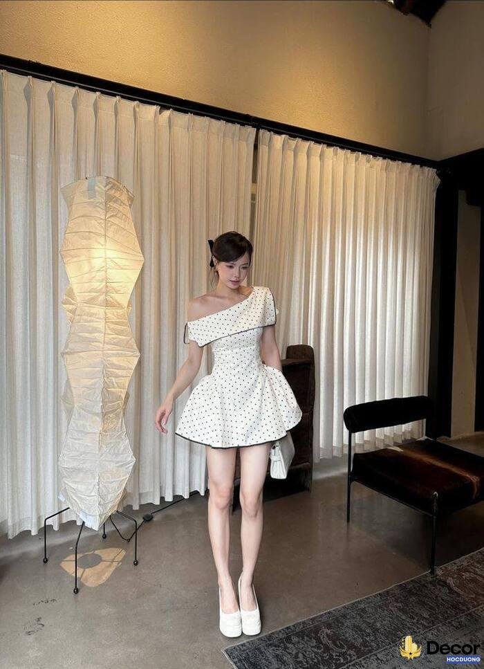 gái xinh mặc váy ngắn nền trời xanh