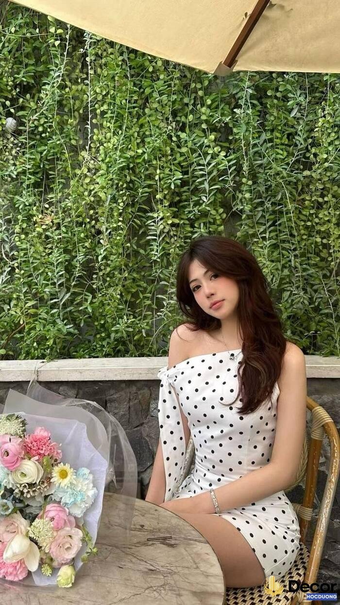 gái xinh mặc váy ngắn tạo dáng dễ thương