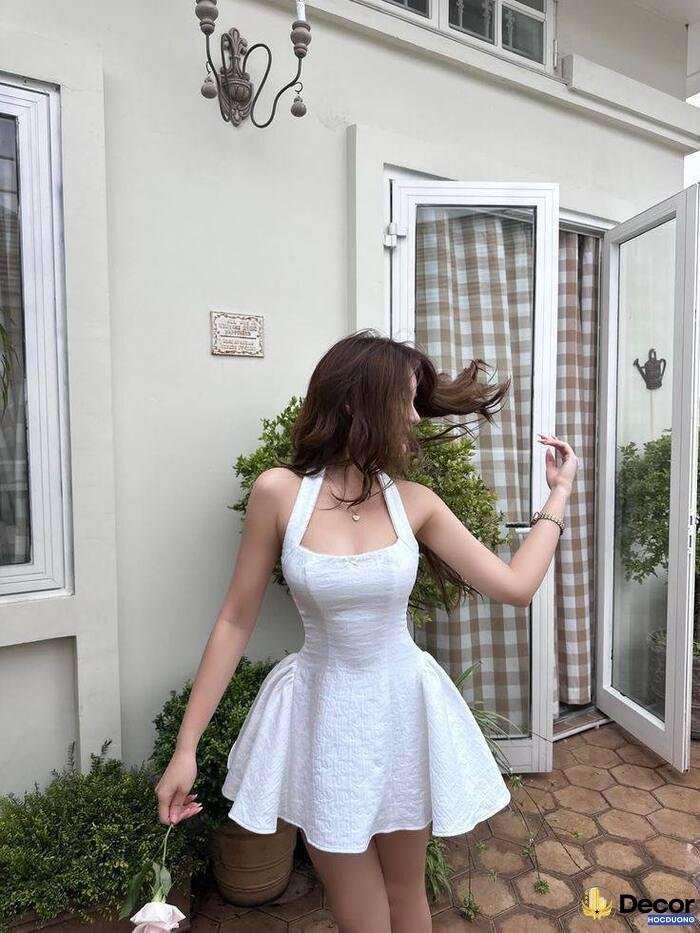 gái xinh mặc váy ngắn tạo dáng tự nhiên