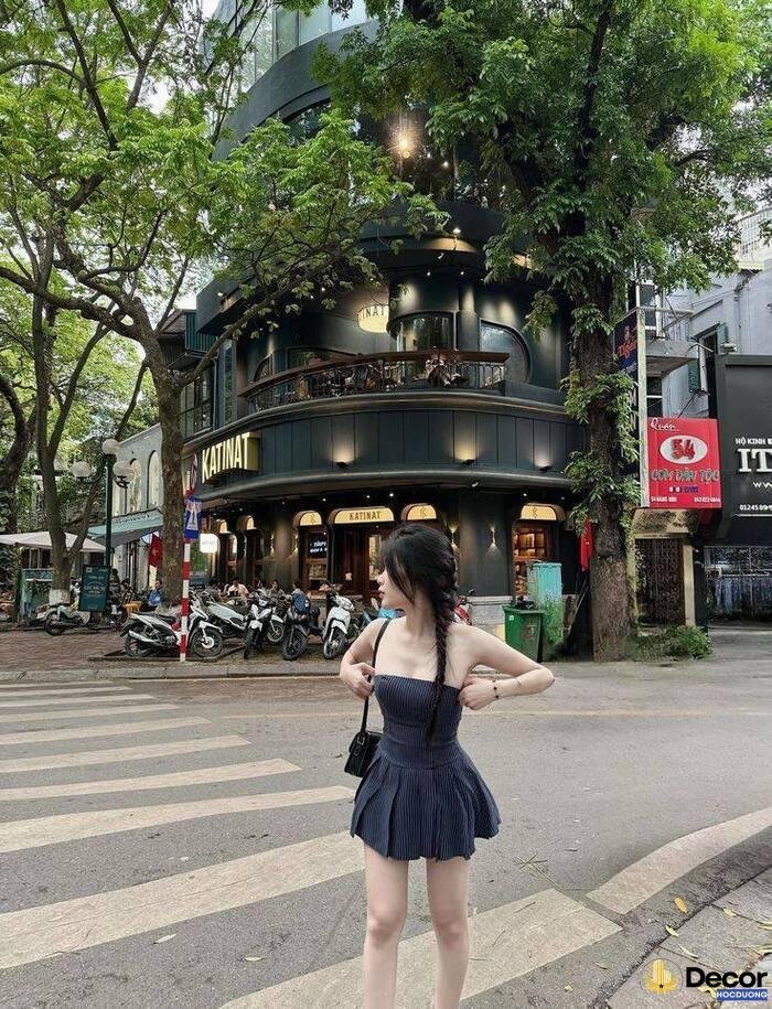 gái xinh mặc váy ngắn thần thái cuốn hút