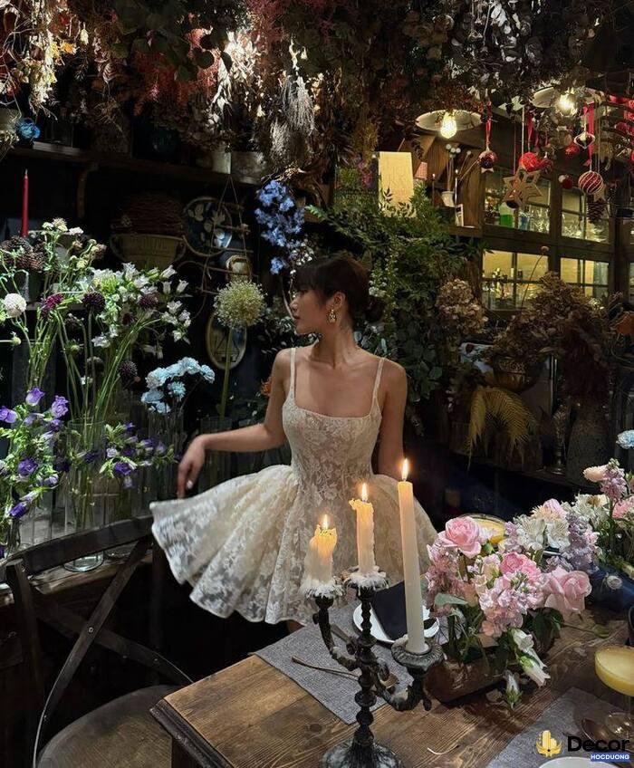 gái xinh mặc váy ngắn thần thái nhẹ nhàng