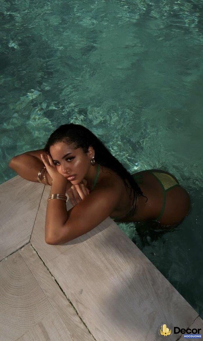 gái xinh mông to pose dáng đẹp