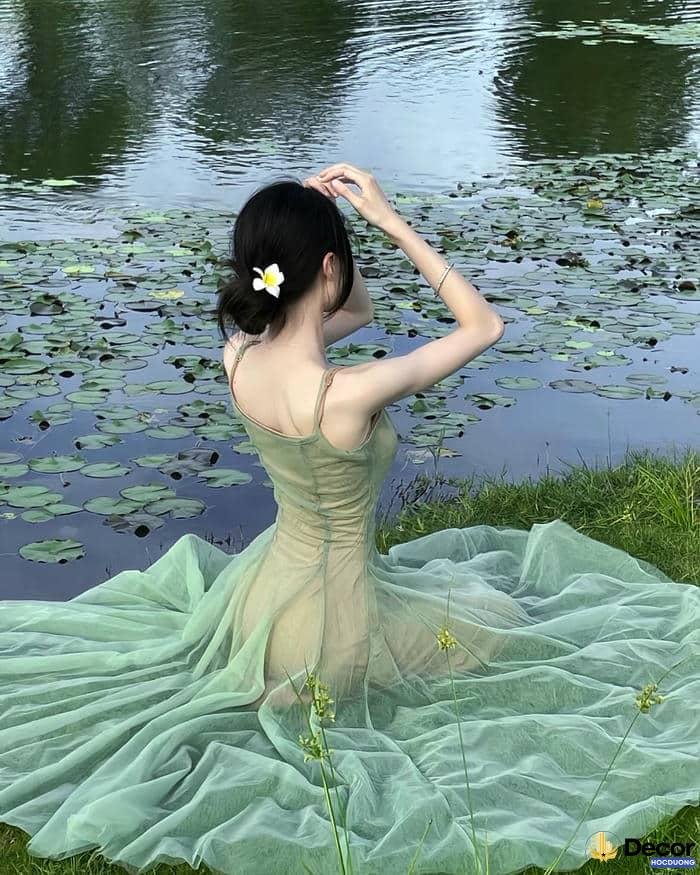 gái xinh quay lưng tạo dáng đẹp