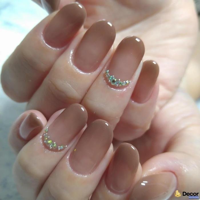 nail màu nâu nổi bật