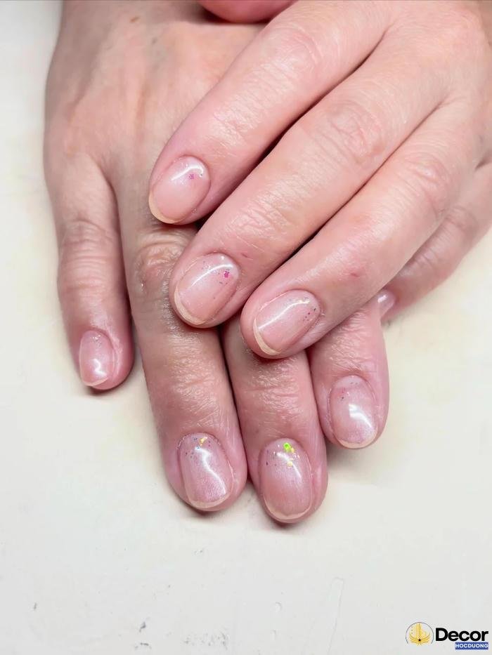 nail màu nude đơn giản