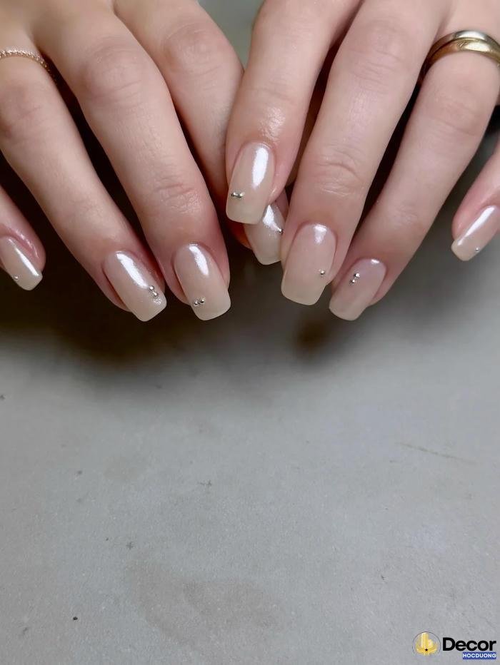 nail màu nude hiện đại