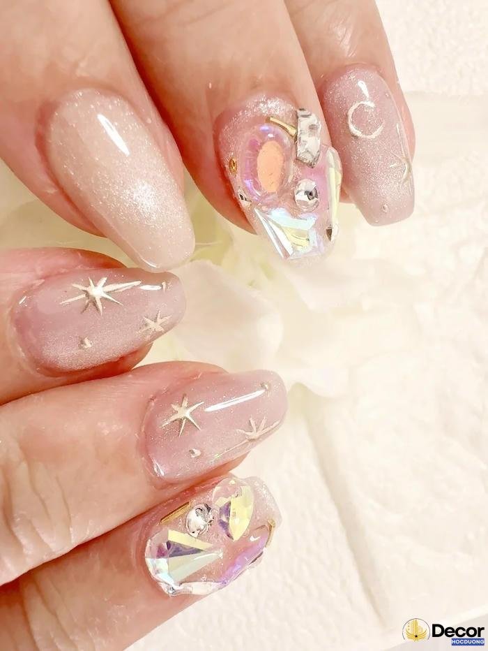 nail màu nude sáng tạo