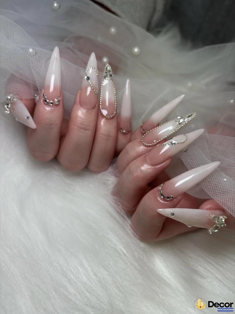 nail màu trắng nổi bật
