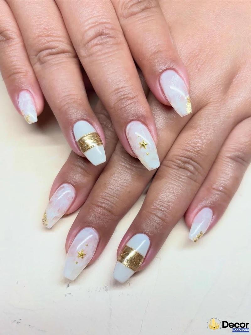 nail màu trắng thanh lịch