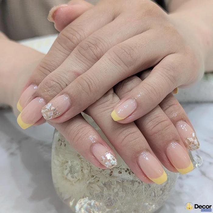 nail màu vàng đẹp