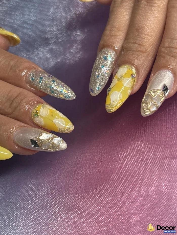 nail màu vàng nổi bật